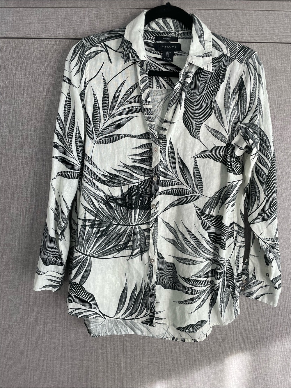 Tahari Womans’s Black & WhiteLinen Leaf-Print Button-Up Shirt